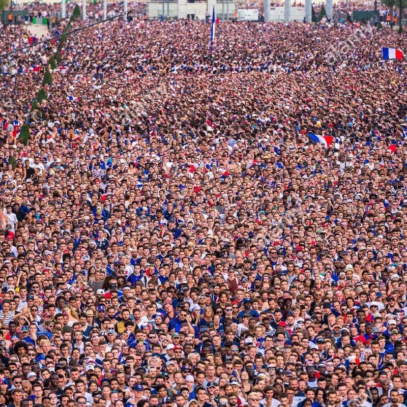 Население земли мужчины и женщины 2022. Население земли достигло 8. Человек толпы. Оон: население земли достигло 8 млрд человек. Толпа идет по тротуару.