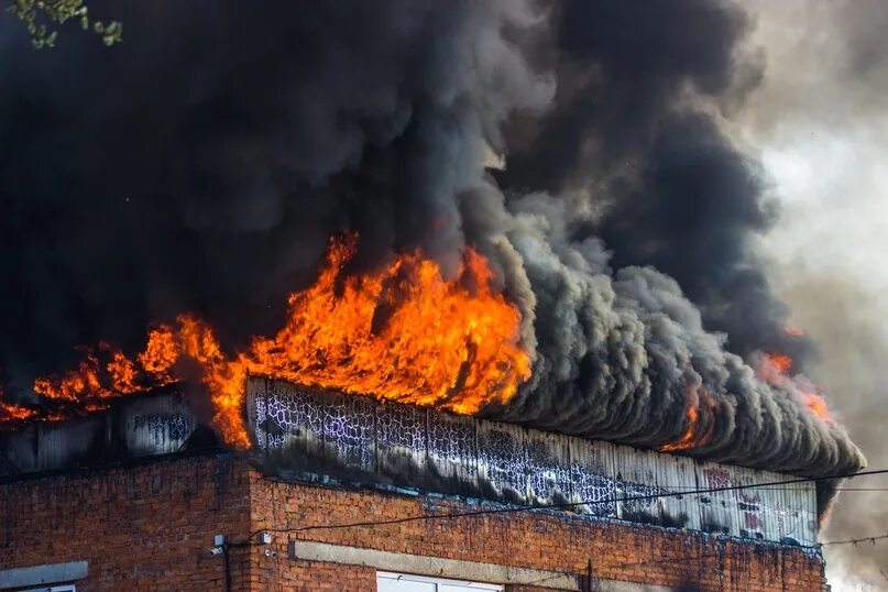 алексин чп. алексин чп. пожар на стекольном заводе. дтп в тульской области за последнюю неделю. в алексине сгорел магазин.