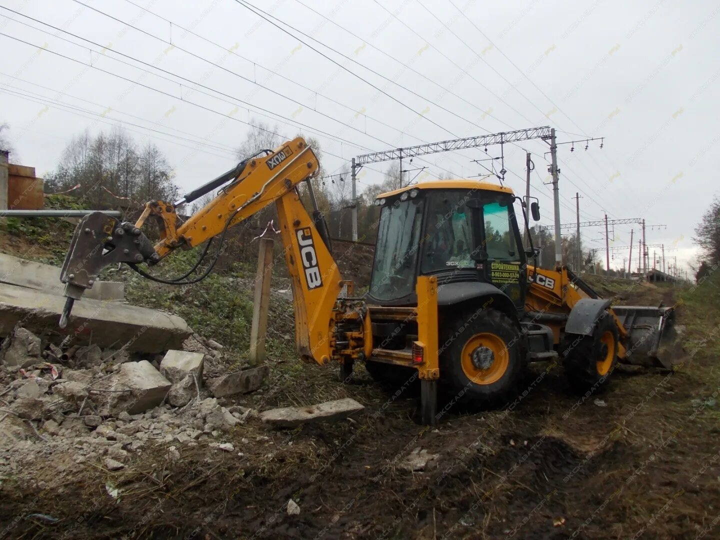 Jcb работа экскаватор. JCB 3cx с гидромолотом. JSB экскаватор 3cx с гидромолотом. Гидромолот на экскаватор погрузчик JCB. Гидромолот на JCB 3cx.