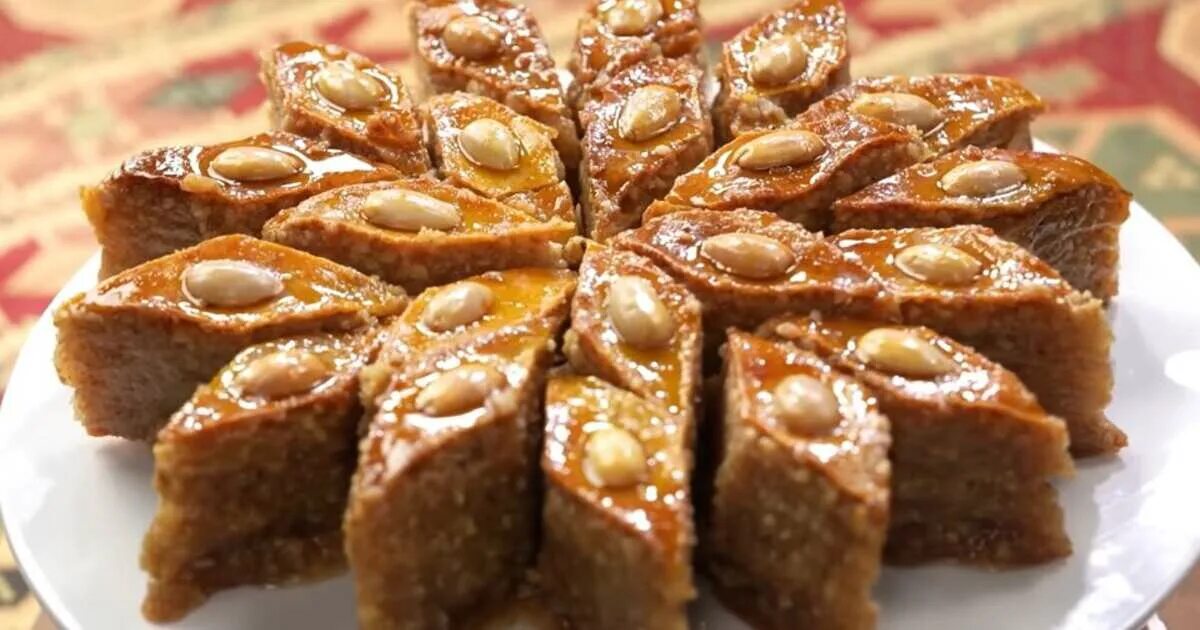 Пахлава баку. Гянджинская пахлава азербайджан. гянджинская пахлава азербайджанская кухня. пахлава и шекербура азербайджанская. сладости азербайджанской кухни.