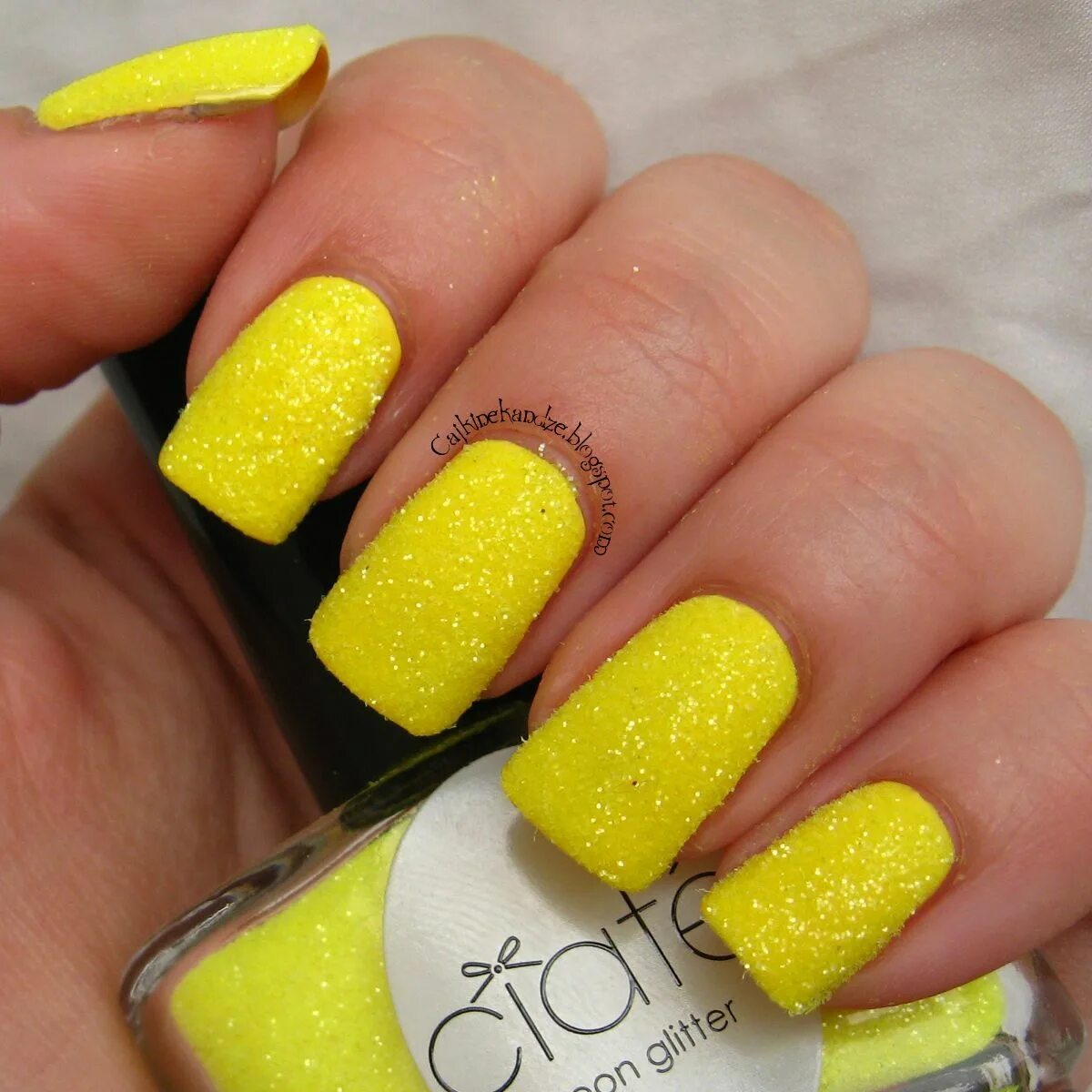 Желтый маникюр. Яркие лимонные ногти. Жёлтыйманикюр с блёстками. Жёлтый маникюр с блёстками.
