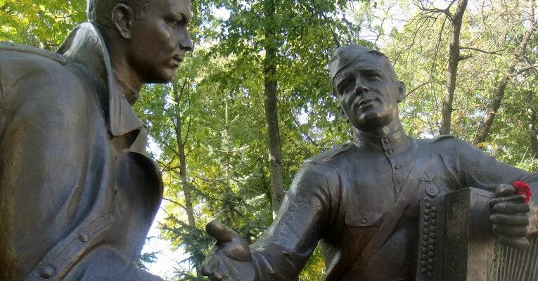 Памятник Василию Теркину в Смоленске. Памятник Александру твадорскому и Василию Тёркину Смоленск. Памятник Твардовскому и Василию Теркину. Памятник Александру Твардовскому в Смоленске. Памятник теркину в смоленске