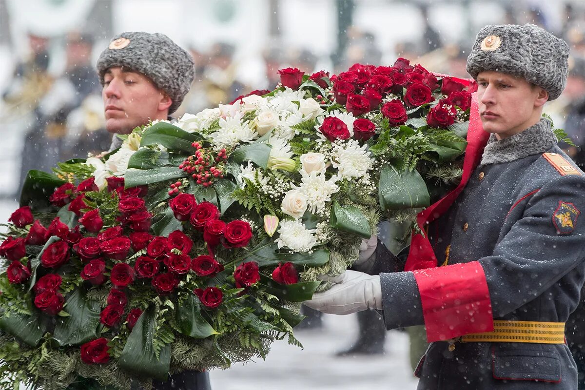 Возложение венков на 9 мая. Корзина цветов для возложения к памятнику. Цветы на 23 февраля. Возложение венков 23 февраля.