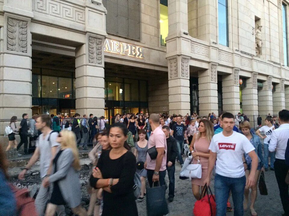 Эвакуация галерея спб сегодня. Посетители торгового центра. Галерея СПБ воскресенье.