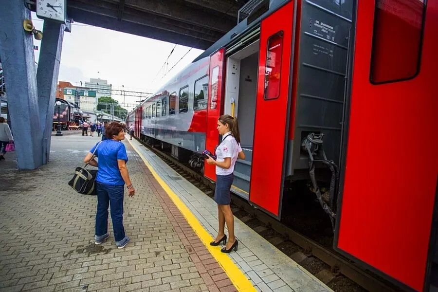 Электричка кипарисово. Владивосток кипарисово электричка. Электричка кипарисово. Эр9м-570. Электричка владивосток находка.