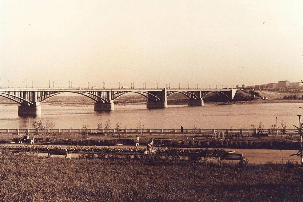 Новосибирск левый берег 1960. Памятник мосту. Мосты новосибирска история. Октябрьский мост новосибирск 1955. Коммунальный мост новосибирск.