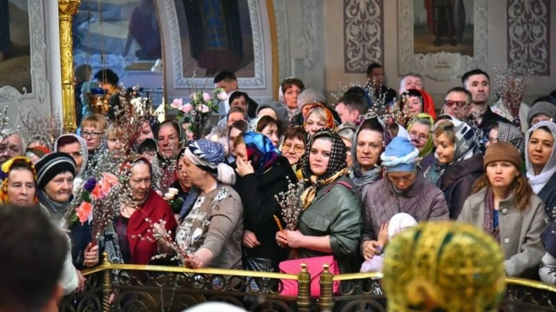 Пасхальная служба. Пасхальное богослужение в храме. Вербное воскресенье празднование. С Вербным воскресеньем православные.