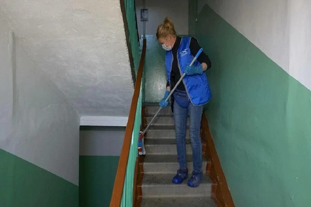 Уборка подъездов домов. Уборка подъездов. уборка подъездов в многоквартирном доме. мойка подъездов. уборщица подъездов.