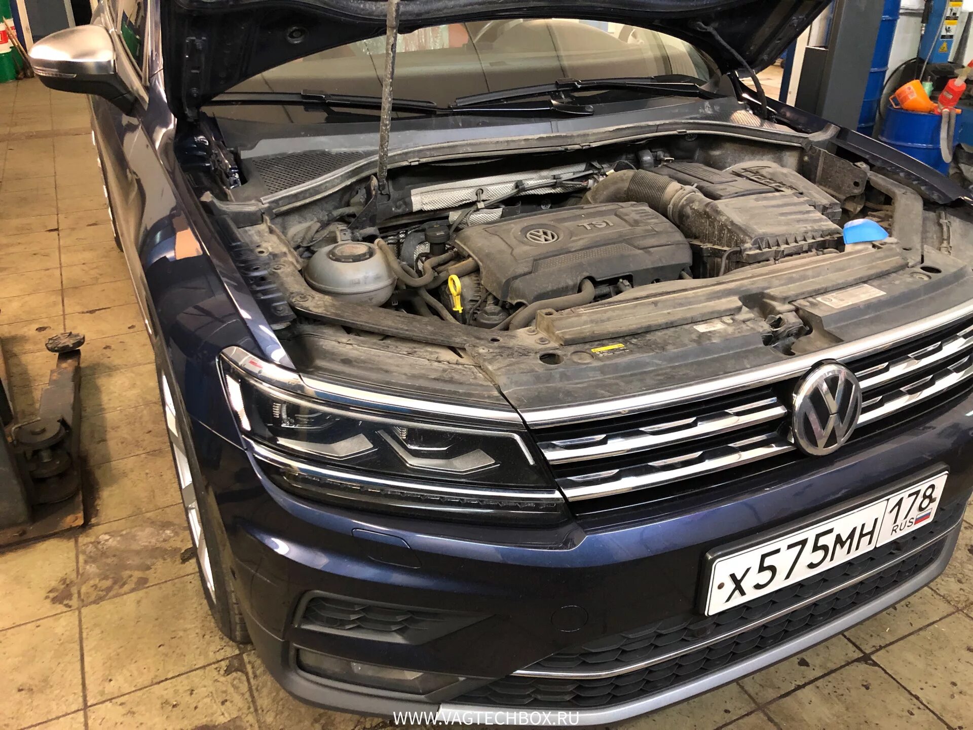 Пробка слива масла vw tiguan 2. Замена масла dsg тигуан. Замена масла фольксваген тигуан. Сливная пробка фольксваген тигуан 2. 4.