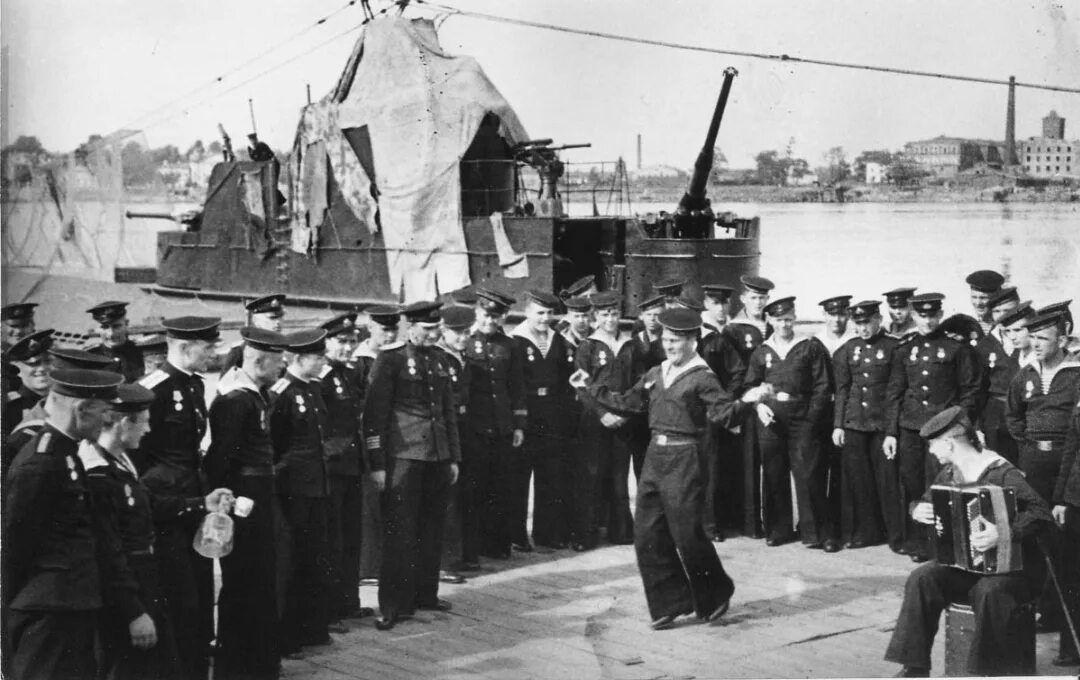 Кронштадт в годы великой отечественной. Матросы Балтийского флота 1941. Балтийский флот 1945. Кронштадт 1941. Кронштадт матросы 1941.
