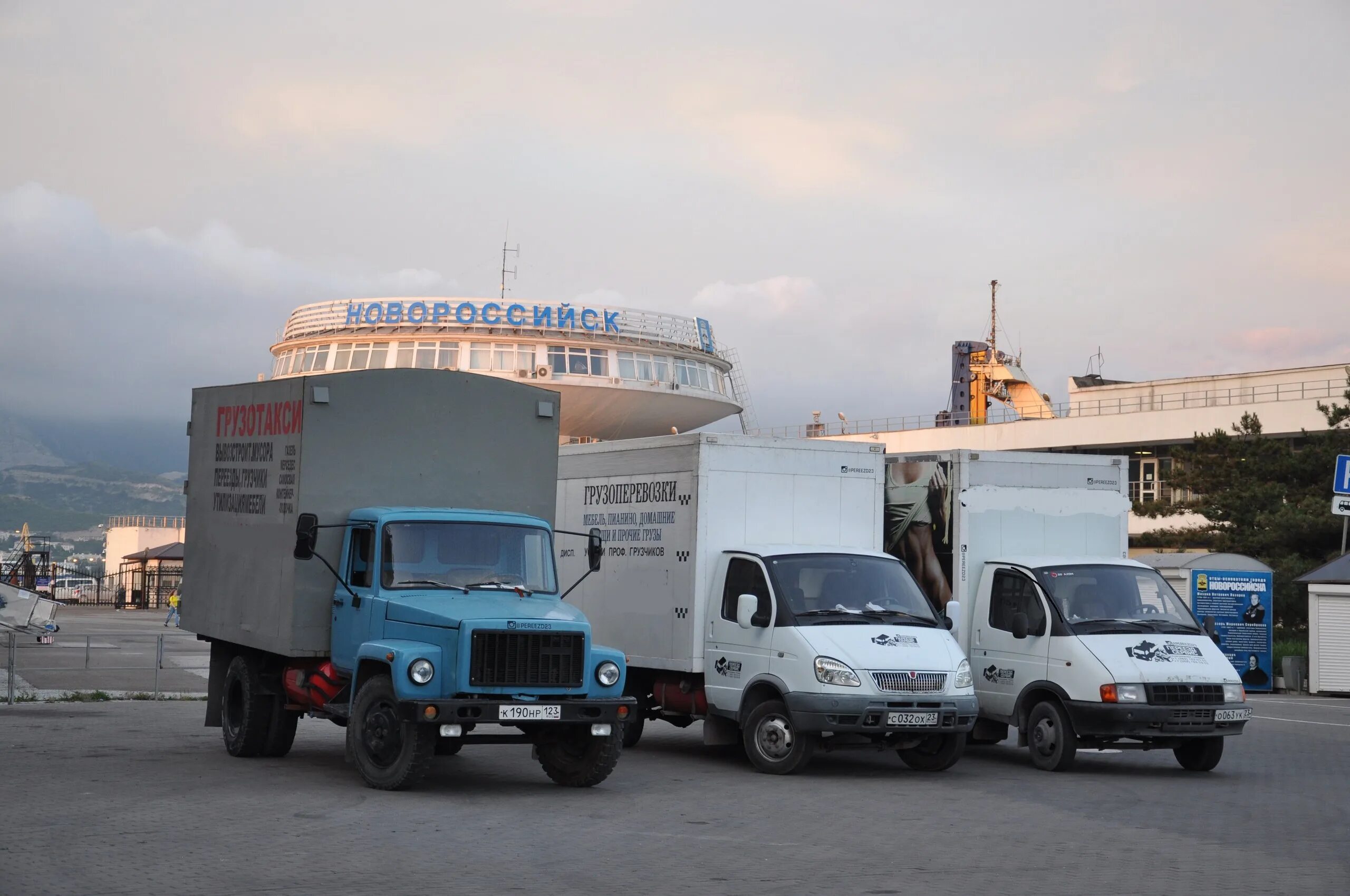 Грузоперевозки новороссийск. Владимировка терминал Новороссийск грузовой. Грузоперевозки Крым таджики. Доставка Новороссийск.