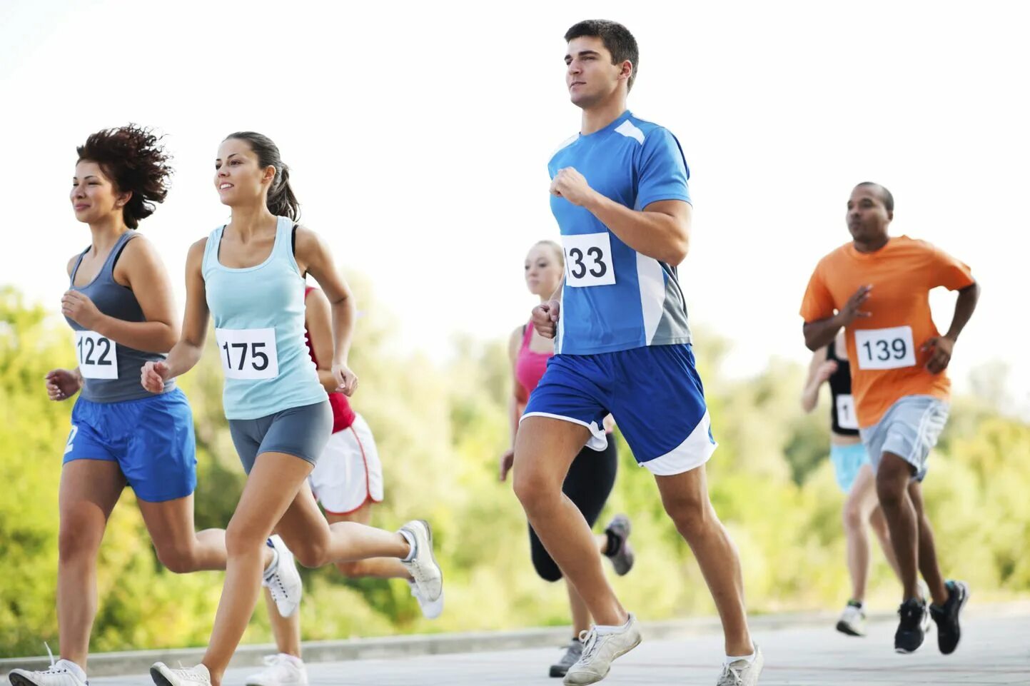 B he run. Спортсмен бежит. Спортсмен на пробежке. Спортивный бег. Спортсмен бегун.