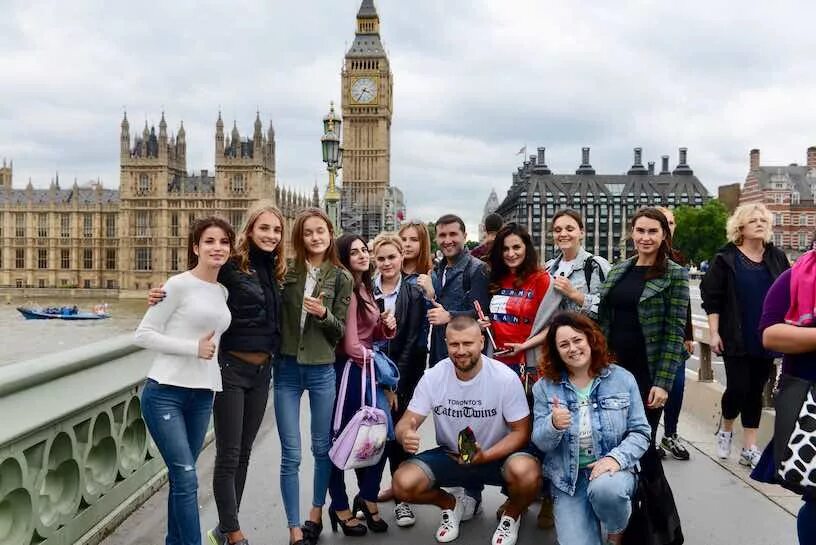 Нас не отправляют учиться в лондон мы. Туристы в Великобритании. Студенты Великобритании. Студенты Лондона. Великобритания люди.