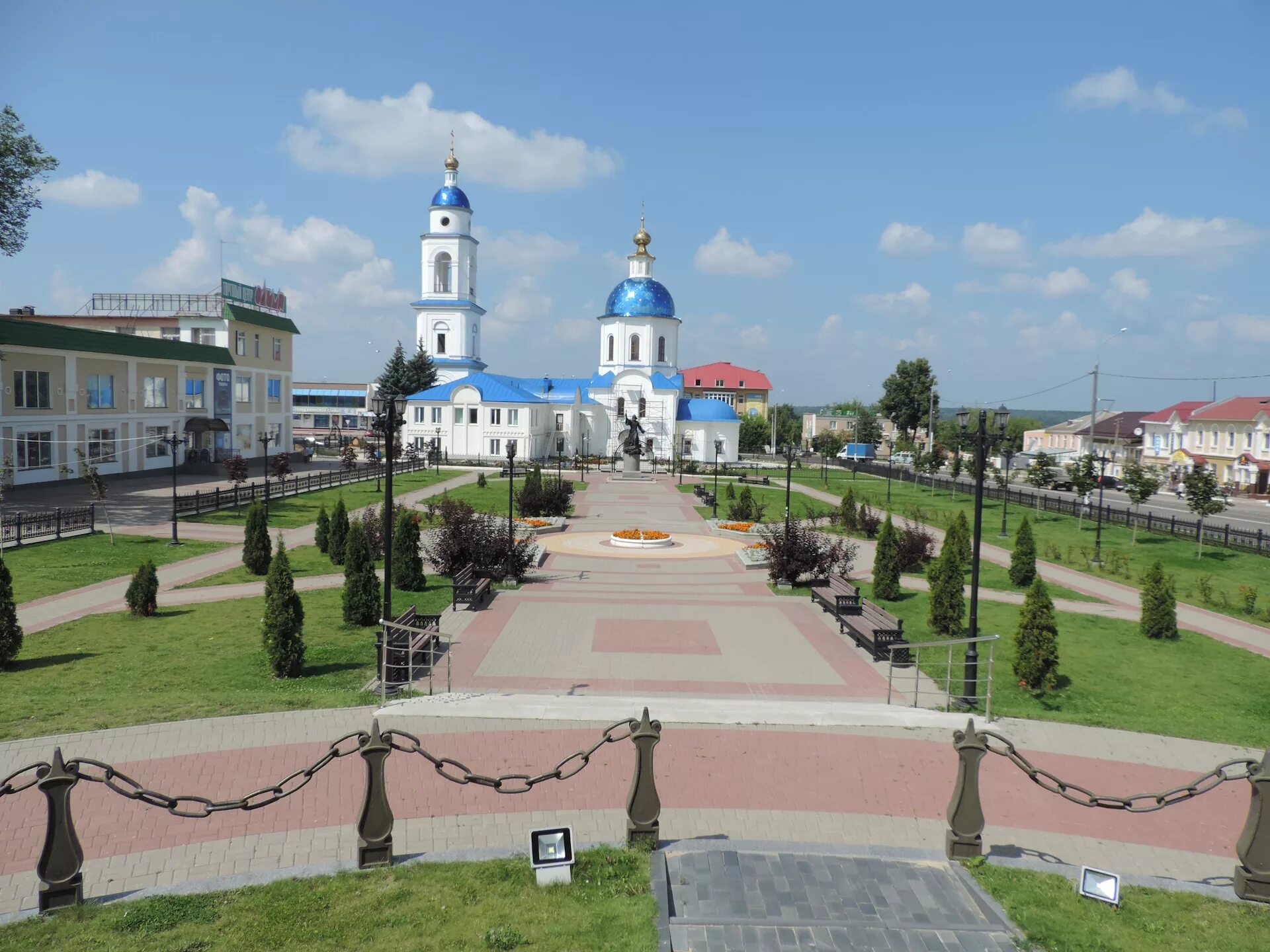 Николаевский черноостровский монастырь. Малоярославец 5 калужская область. Малоярославец центр города. Памятник полковому священнику малоярославец. Малоярославец калуга.