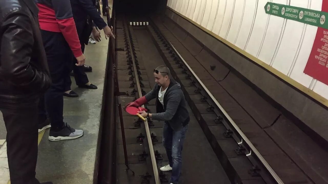 Напряжение в московском метро. Рельсы метро.
