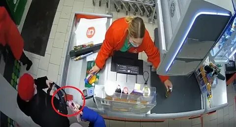 Женщина зашла в магазин и украла 5000