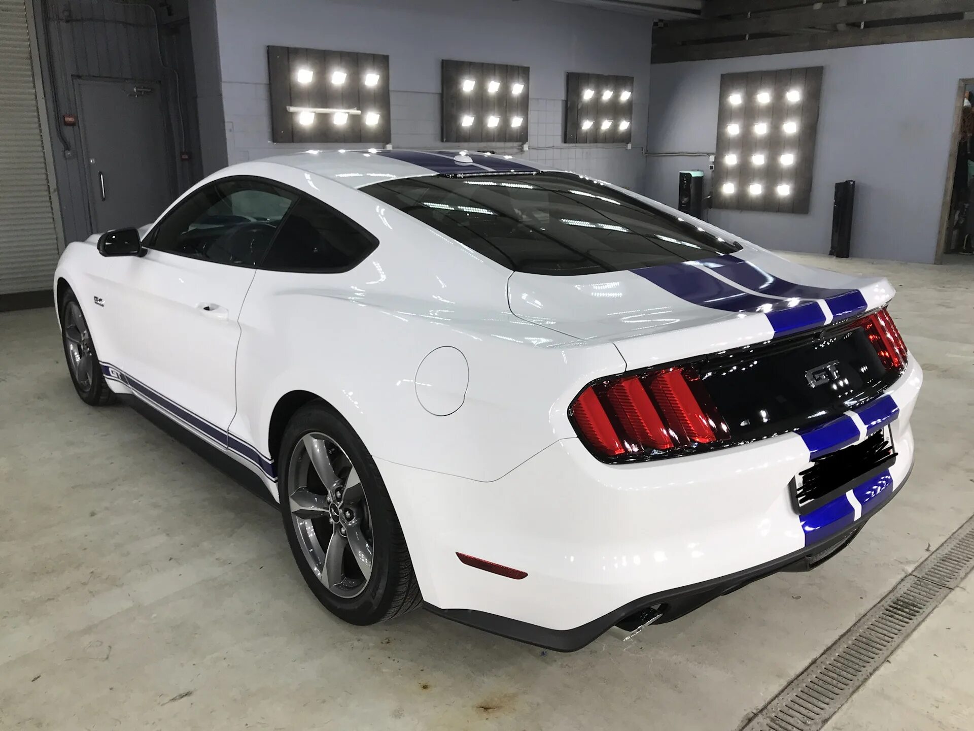 Белый цвет машины фото. Форд Мустанг 6 белый. White Ford Mustang gt 2022. Форд Мустанг перламутровый. Gt Мустанг перламутр.