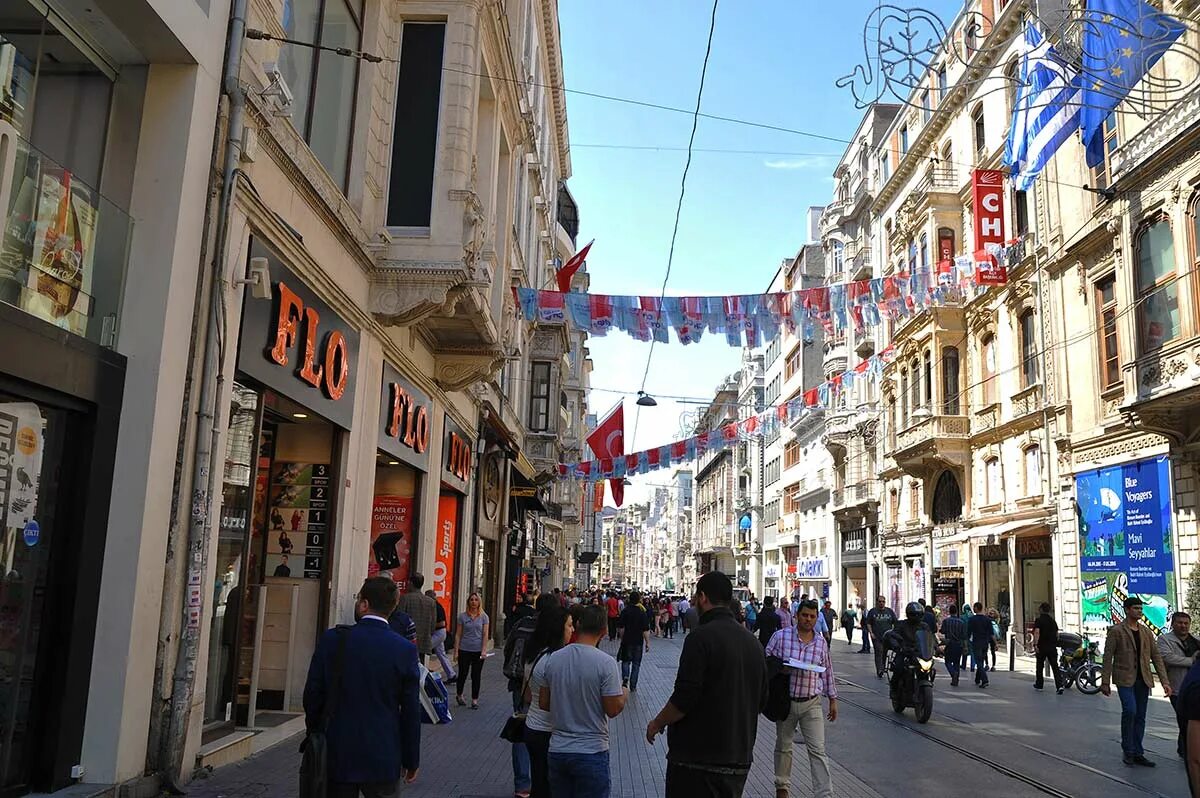 Улица Истикляль в Стамбуле. Торговая улица Стамбула Истикляль. Стамбул Галатская башня Истикляль. Улица Истикляль от Галатской башни.
