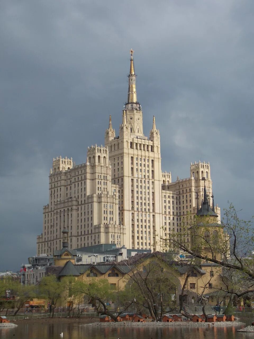 Сталинская высотка в зарядье. Сталинские высотки мгу. Вид сталинской высотки. 7 сестер в москве сталинские высотки. Сталинские высотки дом на котельнической набережной.