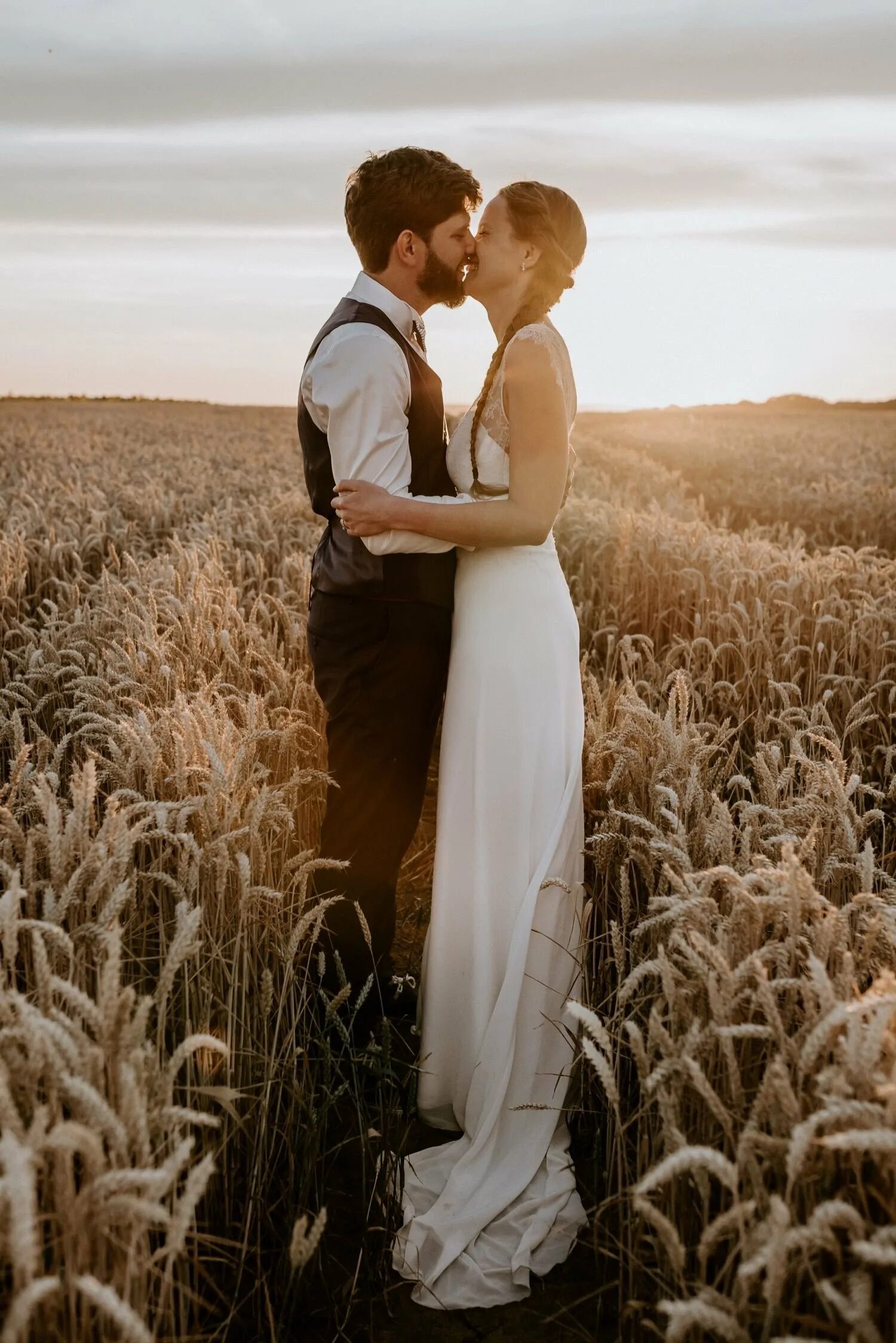 Свадьба в поле. Свадебная фотосессия в поле. Фотосессия пары в пшеничном поле. Свадебная фотосессия в пшеничном поле. Брачное поле