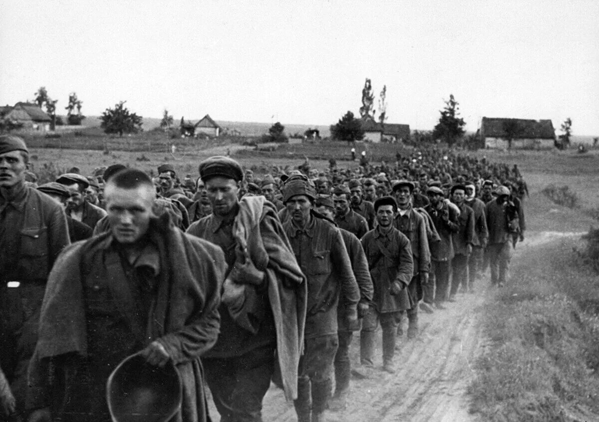 Советские военнопленные 1941-1943. Колонна советских военнопленных 1941. Лагеря военнопленных в 1941. Советские военнопленные в Германии 1941-1945. Сколько лет было в 1945