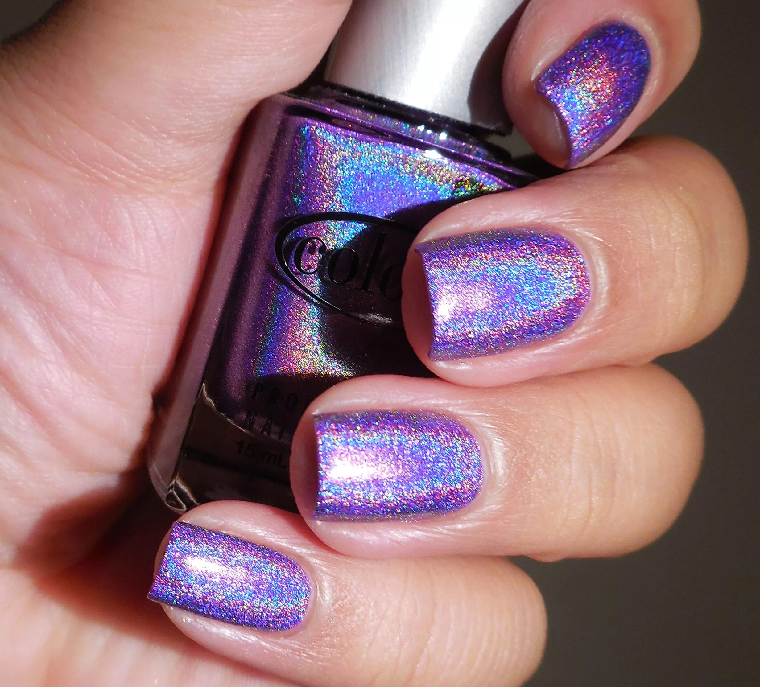 Uv лак. Лиловый цвет ногтей. Ультрафиолетовый лак для ногтей. Маникюр фиолетовый голографик. Прозрачный лак для ультрафиолета.