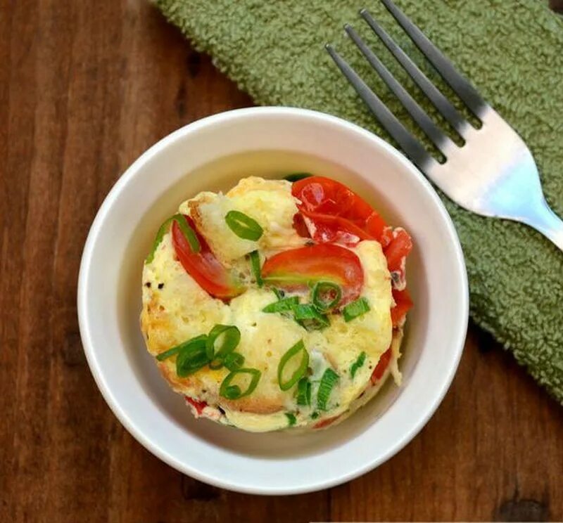 Микроволновке рецепты быстро и вкусно. Омлет с овощами в микроволновке. омлет в кружке в микроволновке. яичница в микроволновке в кружке. яичница с овощами.