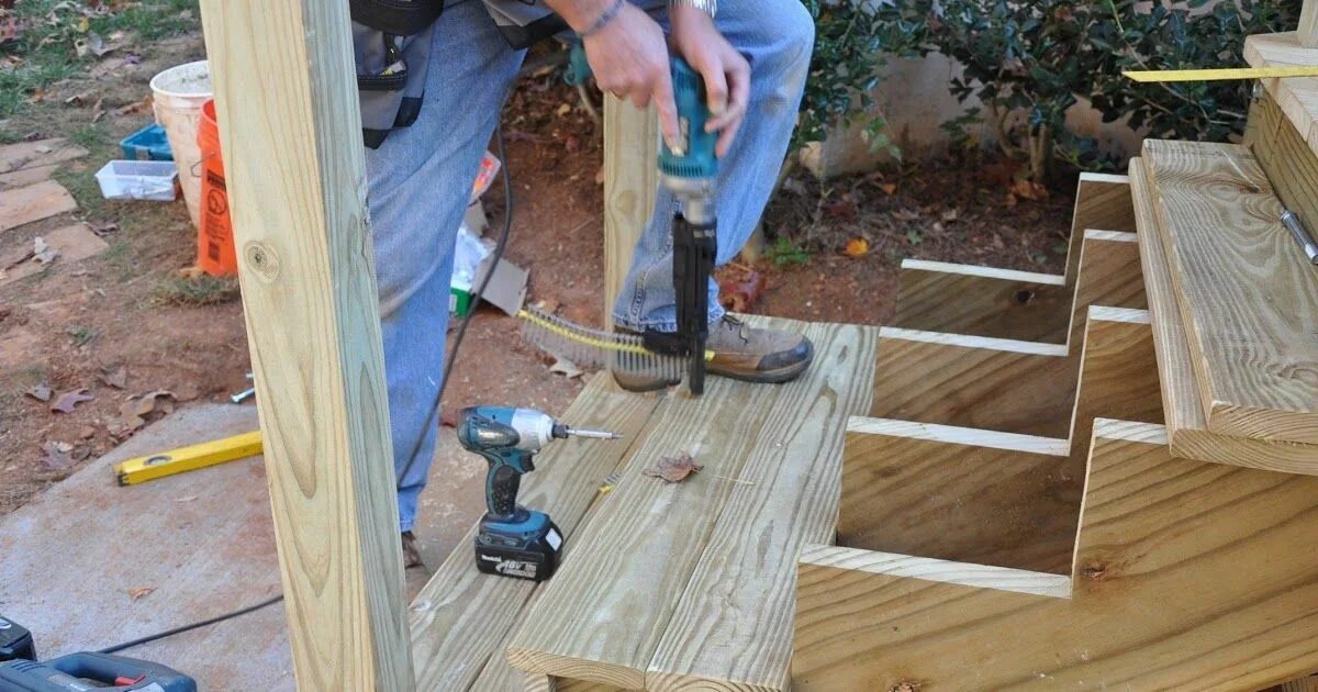 Деревянные ступеньки для крыльца. Лестница из доски 150х50 на второй этаж. Лестница для террасы из дерева. Лесенка на веранду. Деревянное крыльцо.