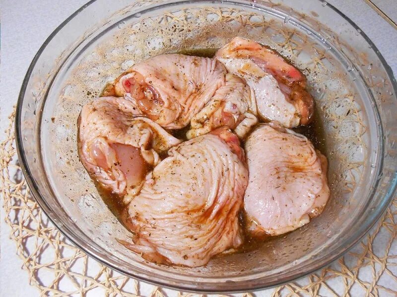 Как вкусно замариновать куриные бедра для запекания. Замариновать курицу. мариновка курицы. маринованная курица. маринад для курицы.
