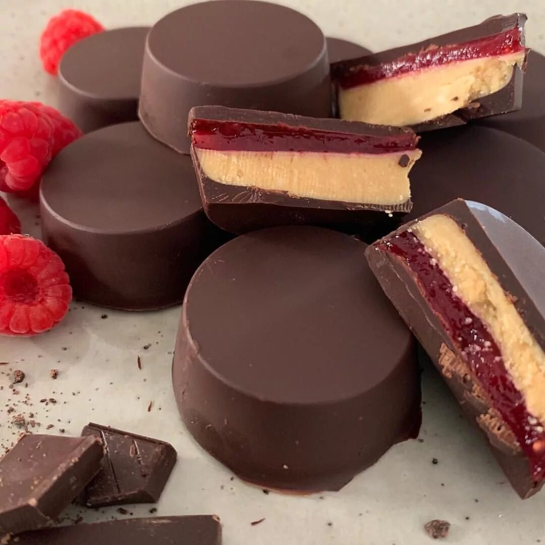 Шоколадное варенье. Варенье слива в шоколаде. Варенье из сливы слива в шоколаде. Шоколадный джем. Малиновое варенье.