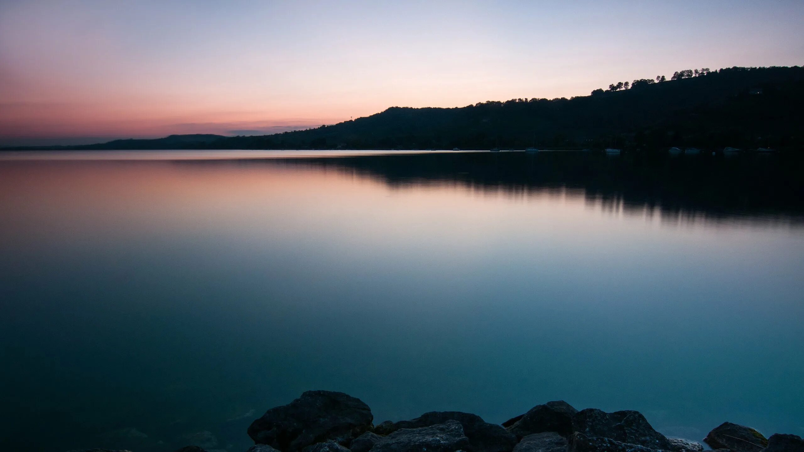 Спокойное фото. Озеро Тамбукан. Озеро Тургояк. Телецкое озеро. Спокойный пейзаж.