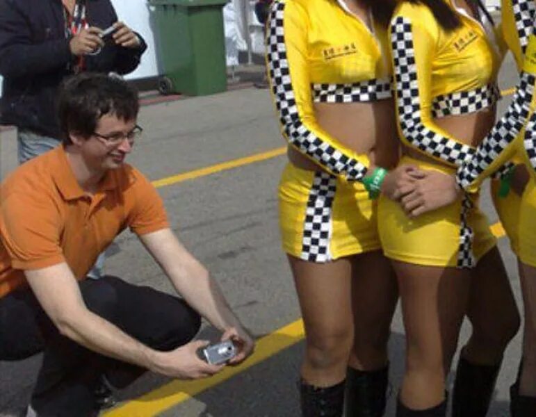 пописала в парке. провокационная реклама. харухико кавагучи фотограф. извращенские фотографии. японские девушки извращенки.