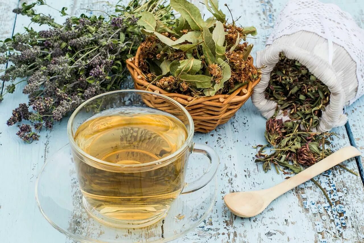 Отвары лекарственная форма. Травы для чая. Травяной чай. Чай из трав. Чай на травах.