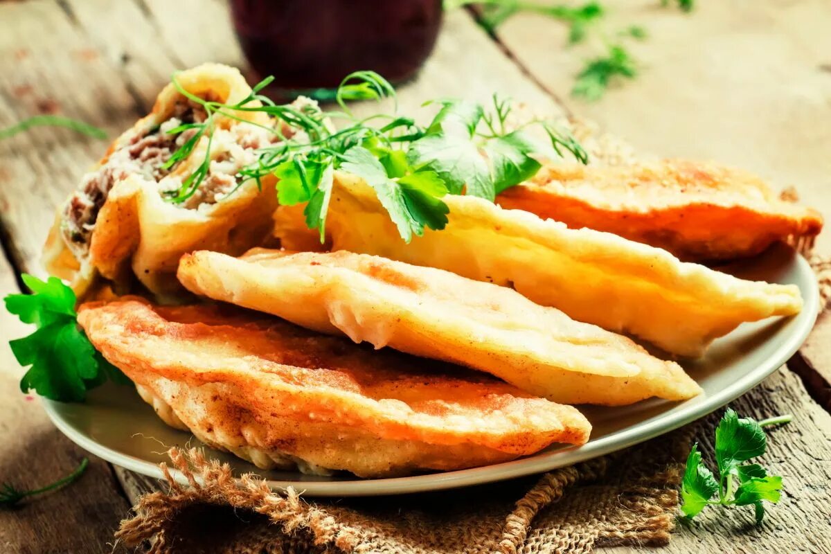 Рецепт вкусных хрустящих чебуреков с мясом. Чебуреки домашние. кавказские чебуреки. кавказские пирожки с мясом. чебурек классический.