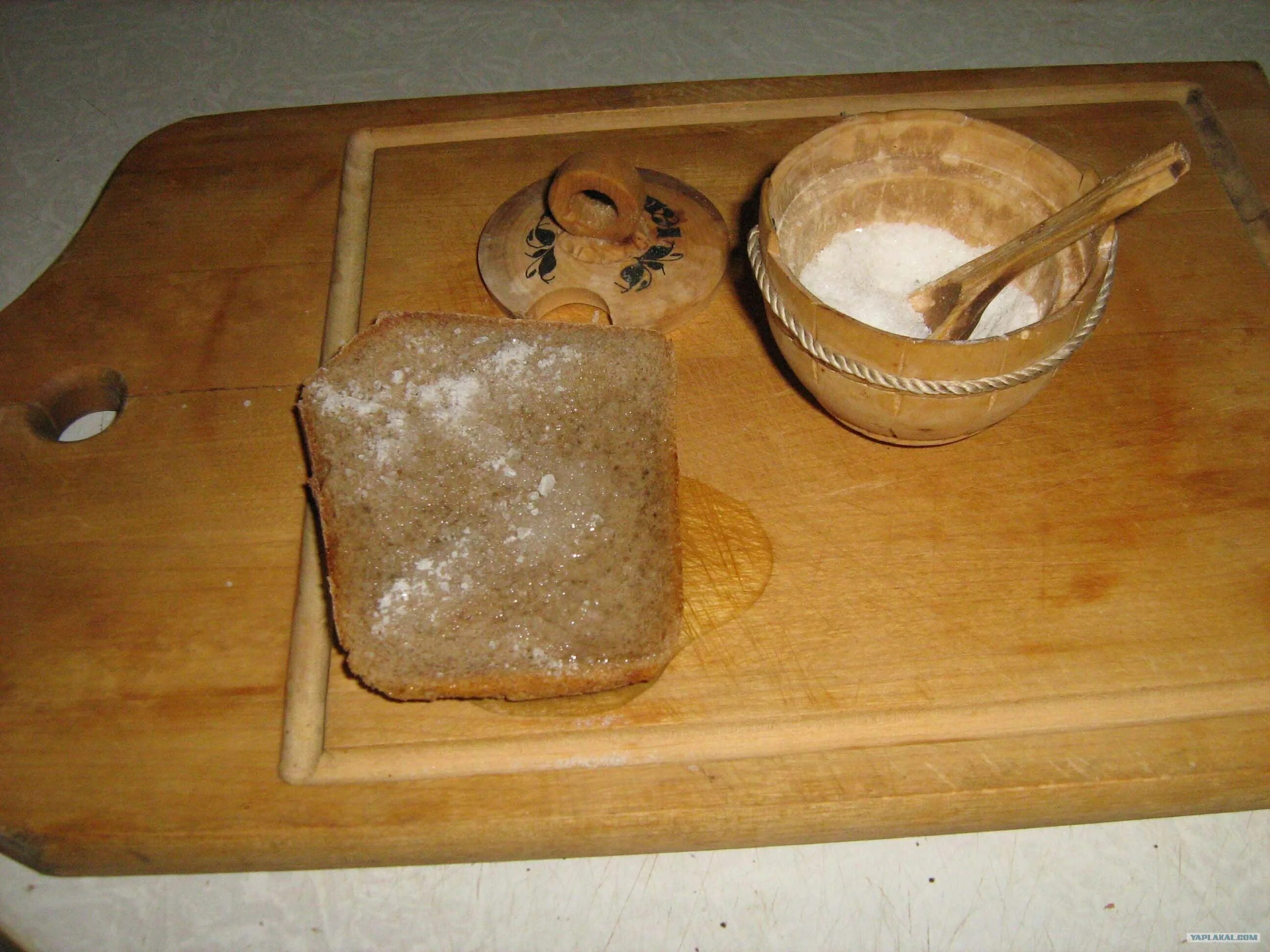 Хлеб с маслом и солью. Хлеб с подсолнечным маслом и солью. Хлеб с растительным маслом. Бутерброд с растительным маслом и солью.