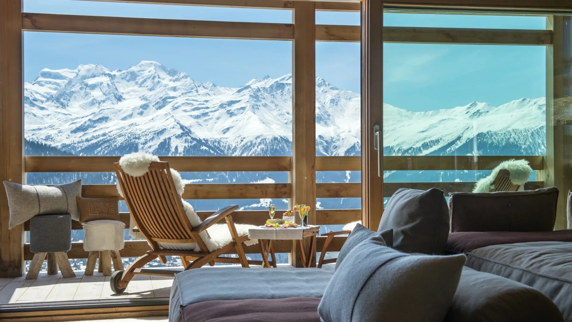 Chalet zermatt город в альпах. панорамные окна. Chalet zermatt peak швейцария. окно с видом на горы швейцарии лугано. окно с красивым видом.