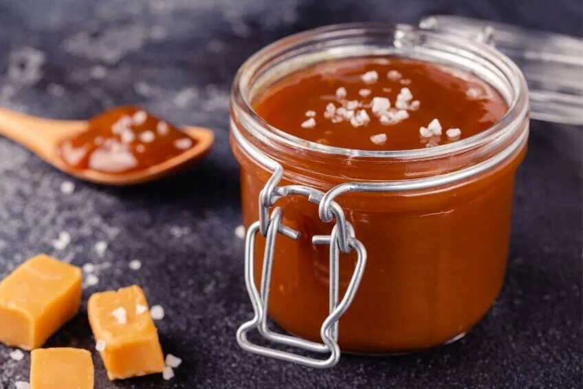 Как готовить соленую карамель. Соленая карамель. соленая карамель банка. соленая карамель в банке. велле соленая карамель.