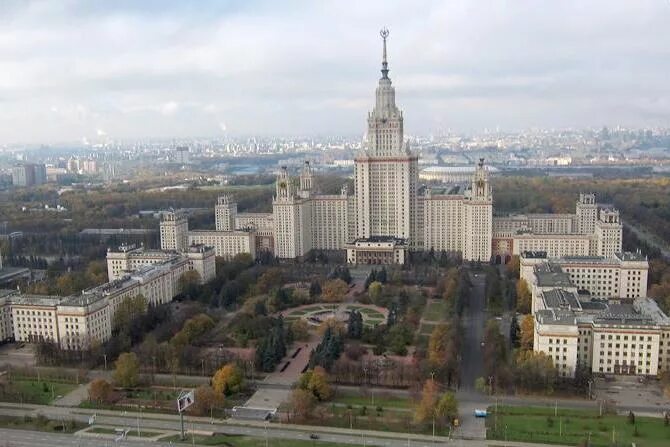 Мгу зачислен. Университет МГУ В Москве. Сталинские высотки МГУ. Ломоносов Московский университет. ФФФХИ МГУ здание.