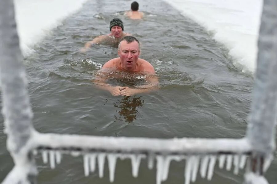 Плыть в холодной воде. Купание в замерзшей воде. Заплыв в ледяной воде.