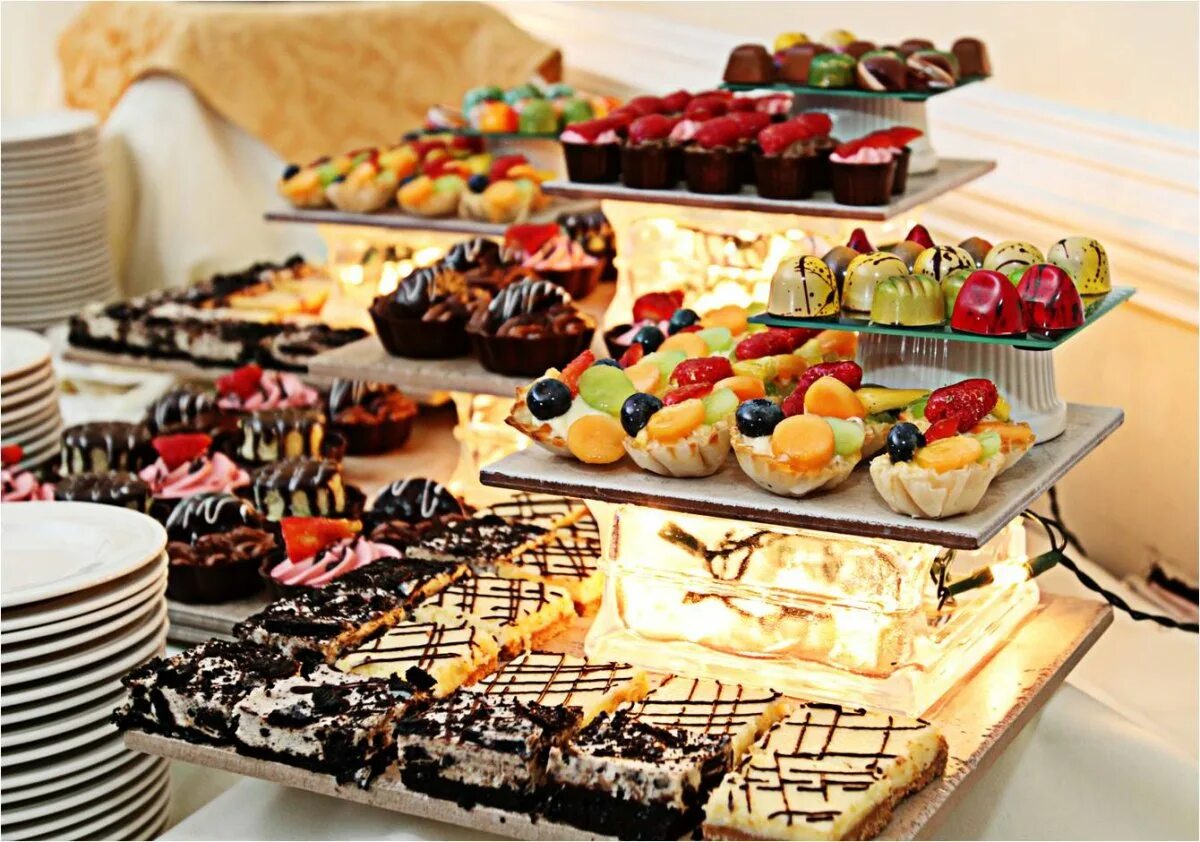 Сладкий стол блюда. Сладкий стол блюда. Десертный стол. Сладкий стол. Праздничный сладкий стол.
