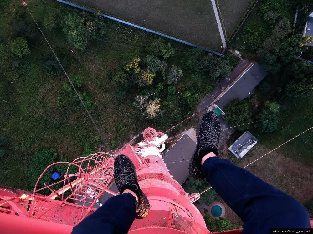 Залез на телебашню. Раскалов виталий шанхай. Вадим махоров руфер. Виталий раскалов руфер. Селфи с вершины эйфелевой башни.
