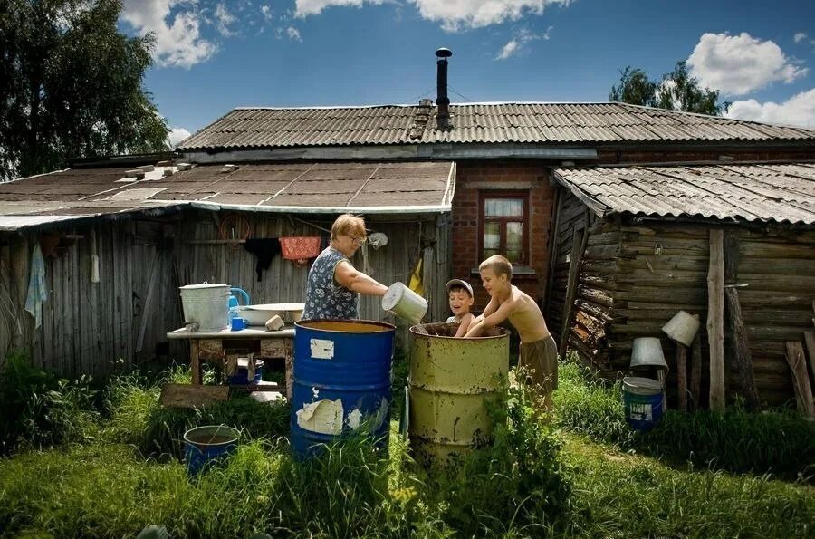 Из деревни в город как называется. Лето в деревне. Деревня в глубинке. Деревни в глубинке России. Деревенские люди.