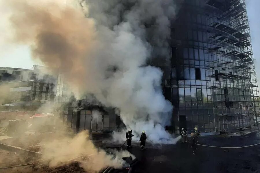 Дом на Остужева Воронеж Атлантис. ЖК Атлантис Воронеж горит. Пожар жилой комплекс Атлантис Воронеж. Пожар в строящемся ЖК "Атлантис".