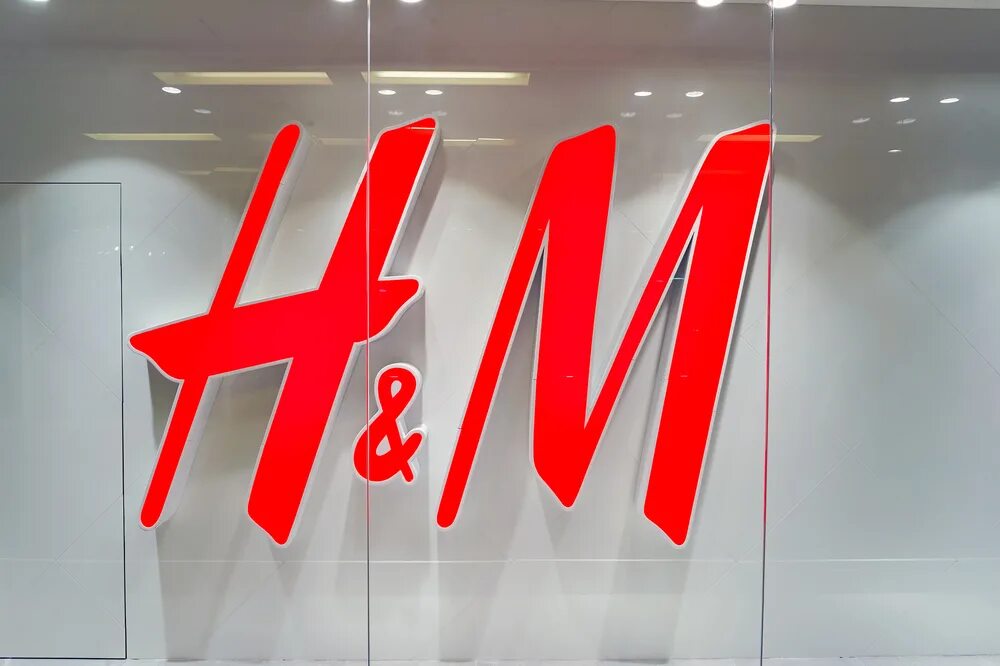 Купить в интернет магазине н. H M магазин. H M вывеска. Магазин н m. H M логотип.