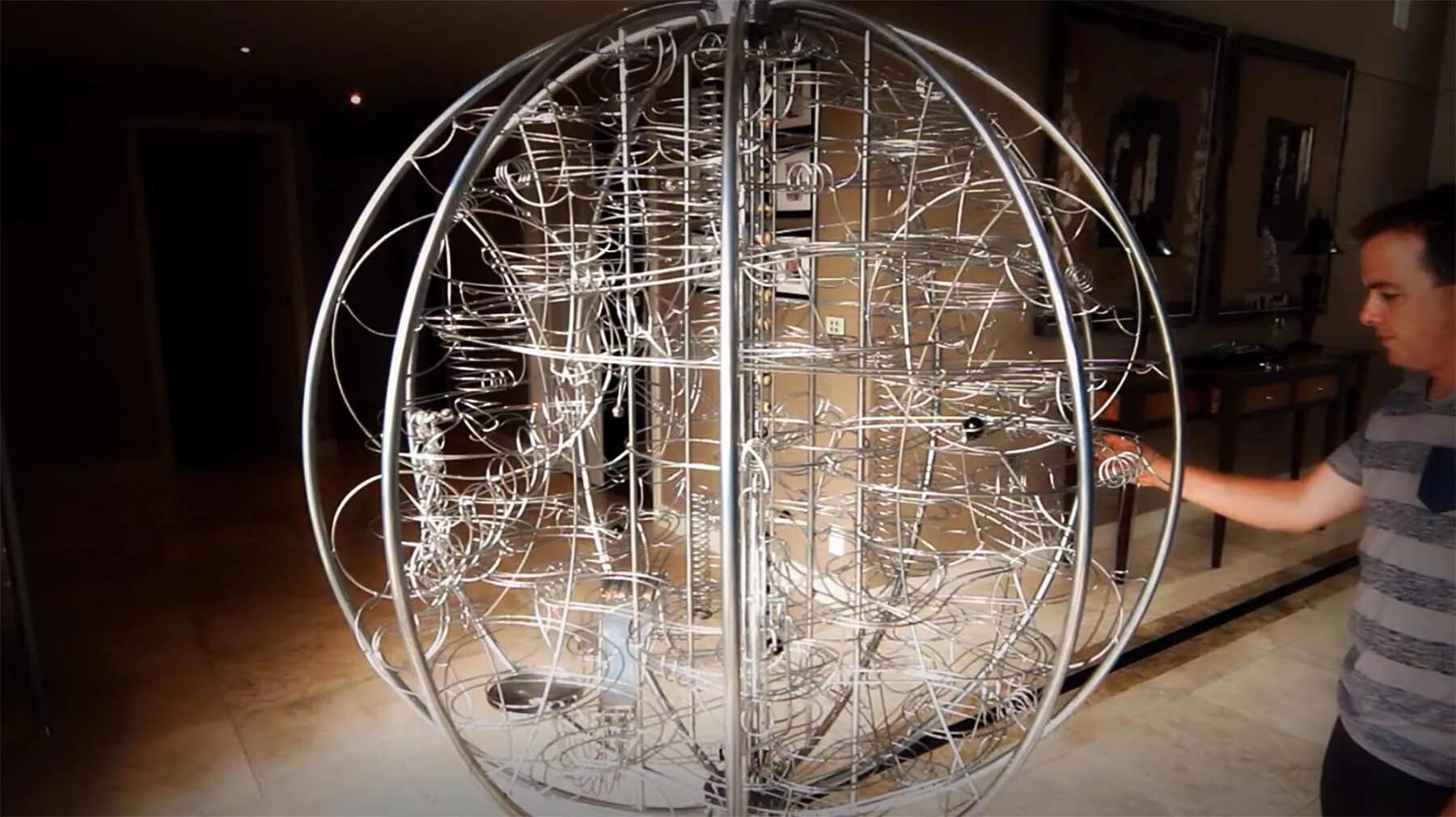 Двигающийся шар c. Необычные сферические скульптуры. Вращающаяся сфера. Вращающиеся скульптуры. Кинетическое искусство.