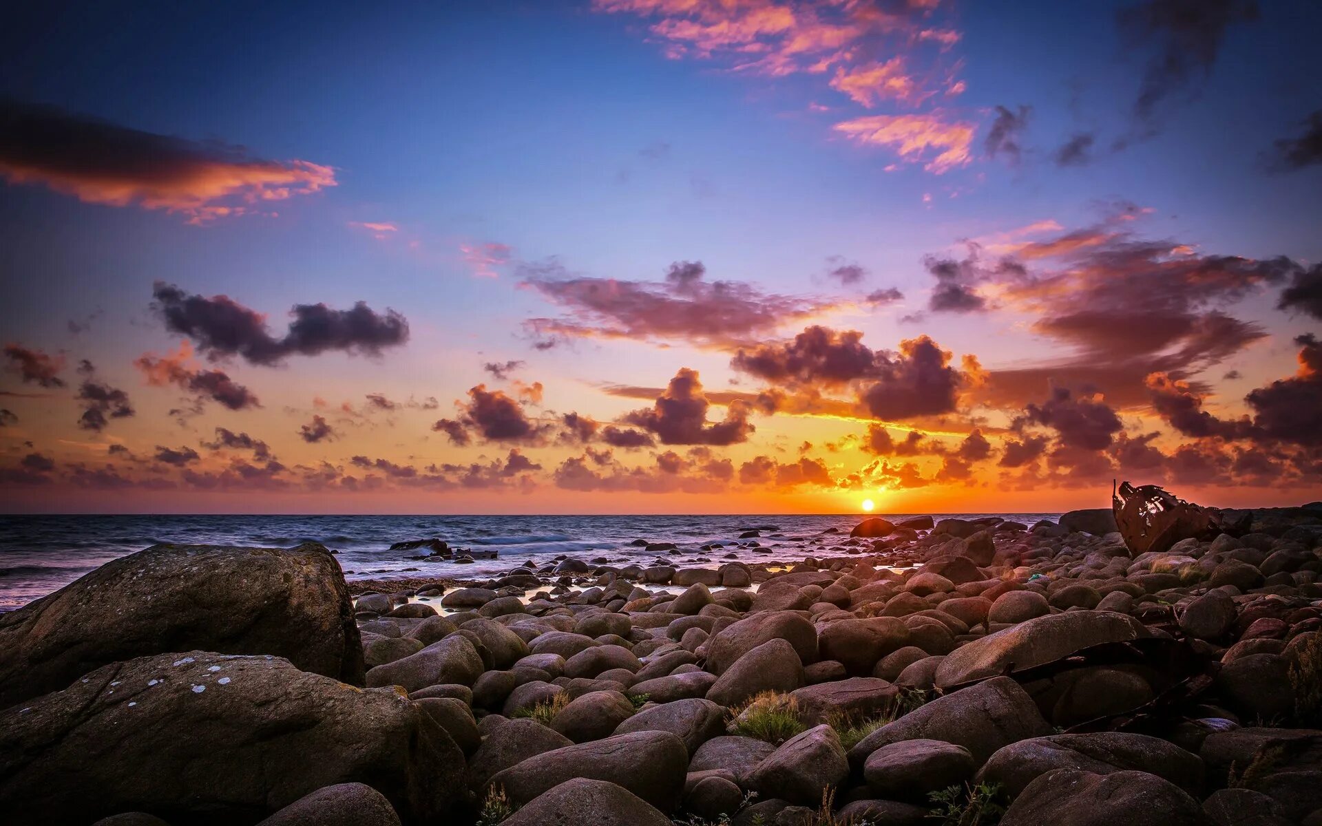Рассвет на море. Красивый закат. Море камни закат. Море камни солнце.