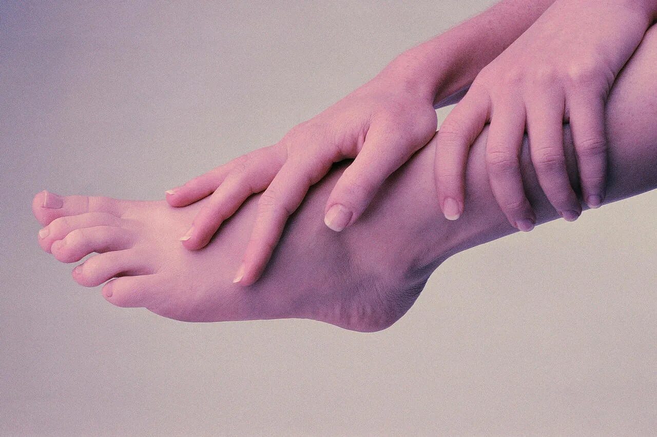 чувствительность ступней ног. онемение стопы и пальцев ног. парестезия нижних конечностей. диабетическая нейропатия стопы. чувствительность ступней ног.