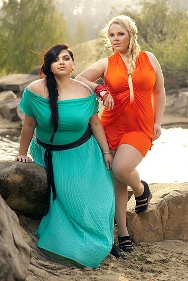 София адамс бюст. Две пышных девушек. Габи грегг. Две пышки. Джиджи хадид модель плюс сайз.