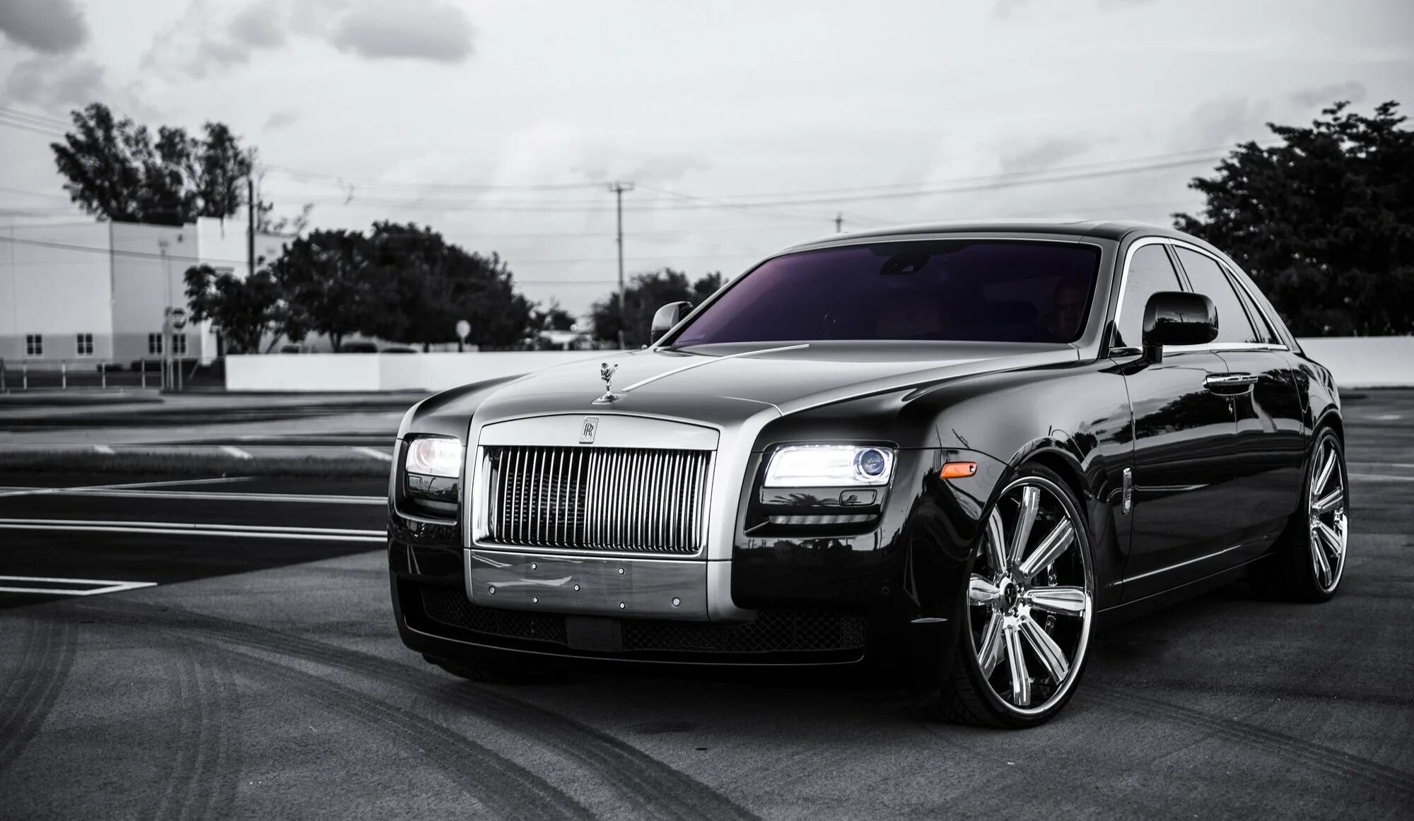 Песня черный ролс ролс. Черный Роллс Ройс. Rolls Royce Ghost. Роллс Ройс 2000. Rolls Royce Ghost 2000.