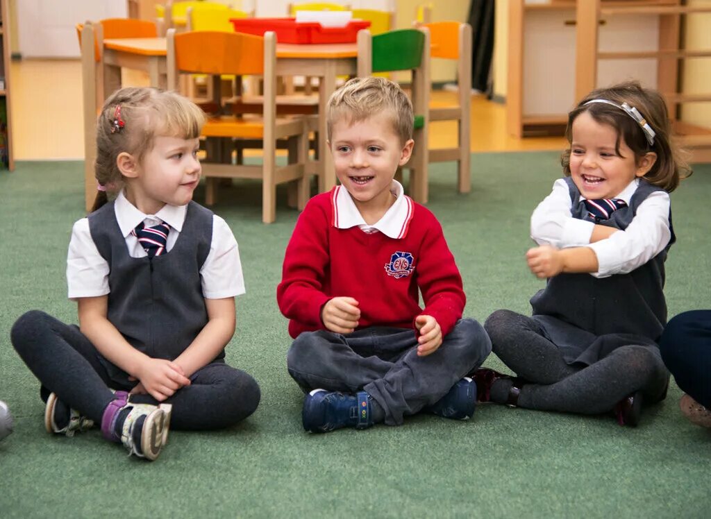 Children in britain school. Праймари скул в Англии. Дошкольное образование в Великобритании. Детский сад в Великобритании. Ребенок в Великобритании дошкольник.